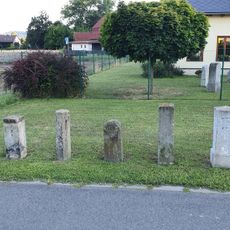 Historické patníky a milníky před muzeem silnic ve Vikýřovicích