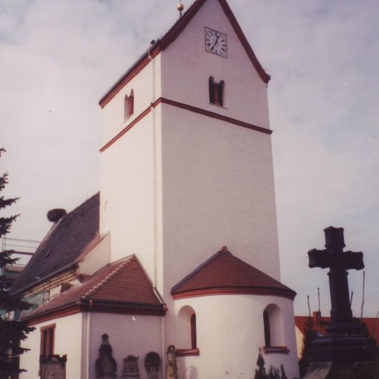 Kirche , Kirchhof mit Einfriedung, dazu Heiste und Treppe, mit Grabmalen und Denkmal für die Gefallenen des 1. Weltkrieges Kirchberg -