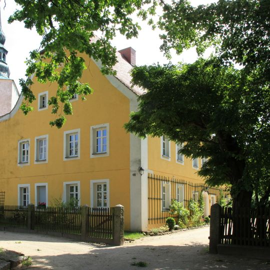 Pfarrhaus, Seitengebäude und Einfriedung Görlitzer Straße 48