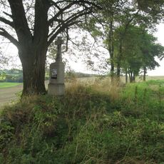 Kříž u silnice nad rozcestím severně od Tlumačova