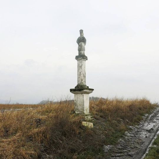 Sloup se svatým Janem Nepomuckým u polní cesty severně od Černivi