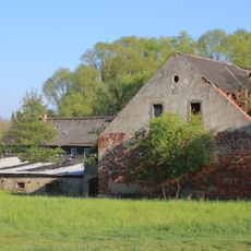 Wohnstallhaus und Scheune eines ehemaligen Dreiseithofes, mit Einfriedung Dorfweg 13
