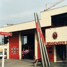 Drie schuinstaande palen