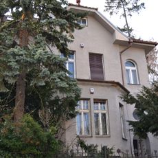 Vila so záhradou, vila