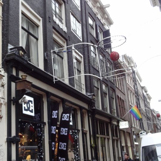 Pand met gevel onder rechte triglyfenlijst met consoles