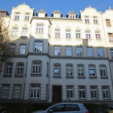 Mietshaus in geschlossener Bebauung mit Vorgarten Theodor-Lessing-Straße 20