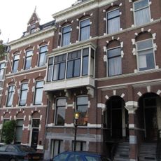 Pand in neo-renaissance trant met souterrain, ontlastingsbogen met blokken en brede erker op versierde consoles