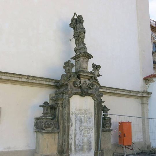 Socha Panny Marie u severní zdi kostela Nanebevzetí v klášteře v Oseku