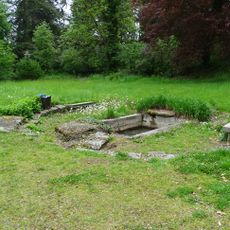 Bazének u bývalého skleníku v zámeckém parku Vrchotovy Janovice