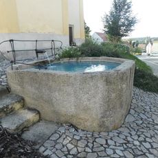 Kašna u kostela v Dolním Žandově