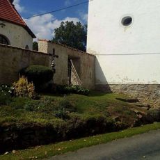 Kříž ve Zhoři u věže