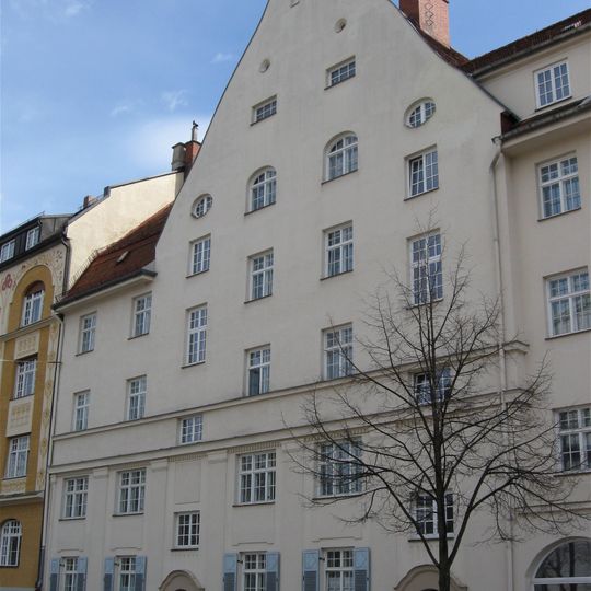 Symmetrische, zweigiebelige Wohnhausgruppe