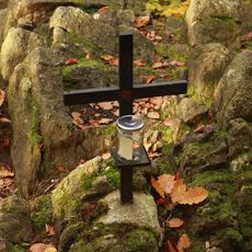 Kříž na hradě Šember