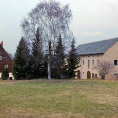 Wohnstallhaus und östliche Einfriedungsmauer eines Bauernhofes sowie Betkreuz Paßditz 1