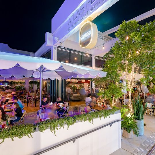 MICHAEL'S GENUINE FOOD & DRINK