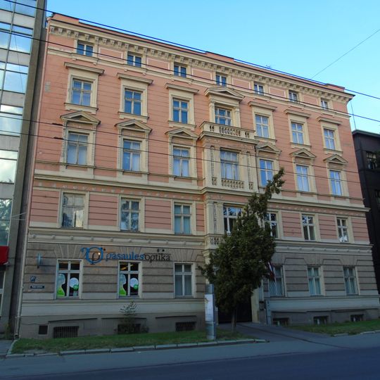 Dzīvojamā ēka, tagad poliklīnika