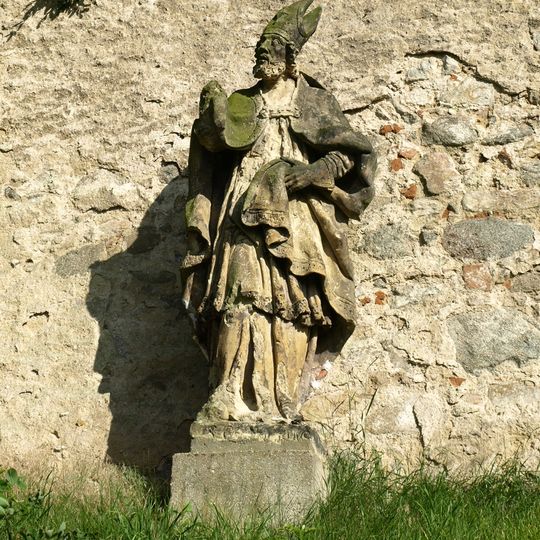 Socha svatého Vojtěcha u ohradní zdi kostela v Chlumu