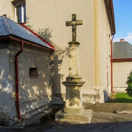 Kříž v Postřelmůvku před kaplí