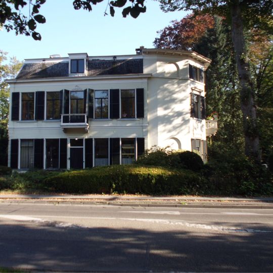 Herenhuis door een romantische parkaanleg uit de tweede helft van de 19e eeuw omgeven gepleisterd