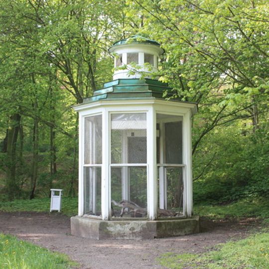 Voliéra v parku zámku Krásný Dvůr