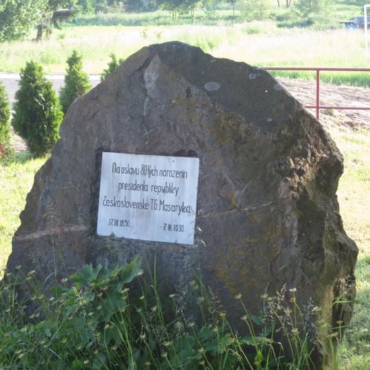 Pamětní deska k 80. narozeninám Tomáše Garrigua Masaryka v Bačkovicích