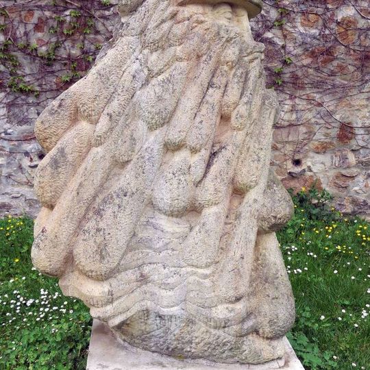 Socha Obchodník s deštěm na parkánu hradeb v Kadani