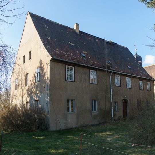 Pfarrhaus, mit Einfriedung und Toranlage des Pfarrhofes Schulstraße 17
