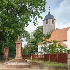 Sachgesamtheit Heilandskirche und Kirchhof Beilrode mit folgenden Einzeldenkmalen: Kirche mit Ausstattung, 16 Grabmale, Denkmal für die Gefallenen des Ersten Weltkrieges, Kirchhofseinfriedung und Kirchhofstor (siehe Einzeldenkmalliste - Obj. 0928661