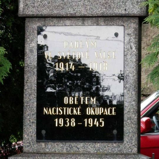 Pomník padlým na návsi u rybníka v Dlažkovicích