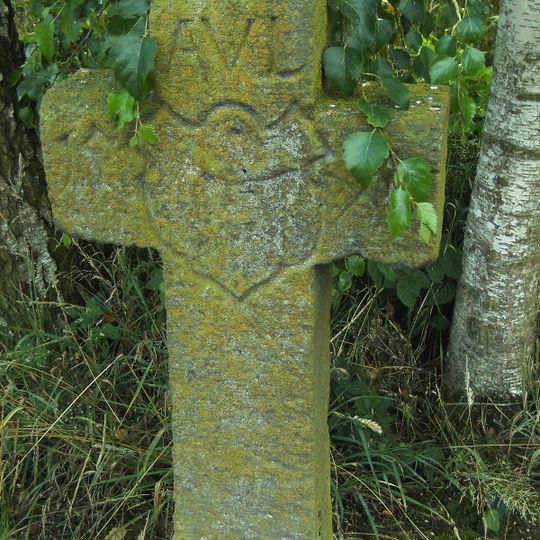 Natuurstenen ongevalskruis met de letters AVL, een wapenschild en het jaartal 1570