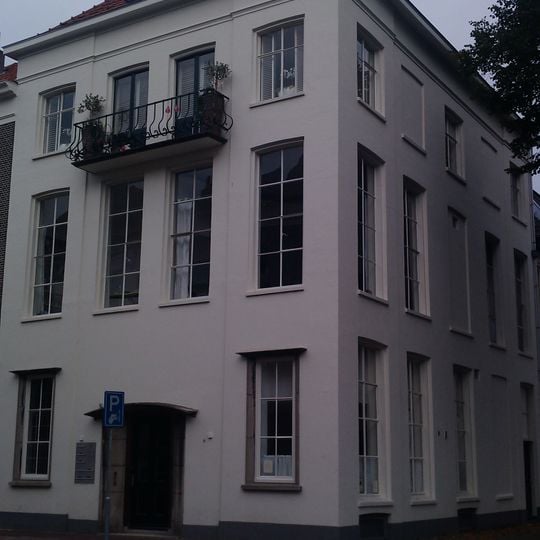 Pand onder schilddak en met lijstgevel