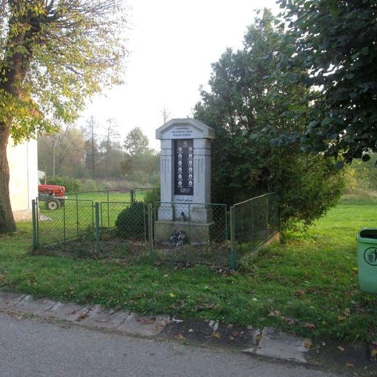 Pomník padlým v Bezdědovicích