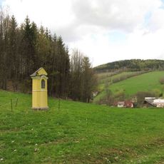 Kaplička v Rejcharticích poblíž kostela ve stráni