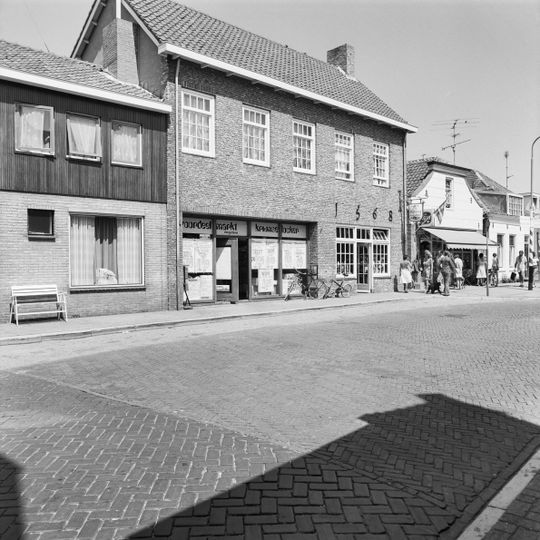 Huis met gepleisterde lijstgevel aan het kerkplein