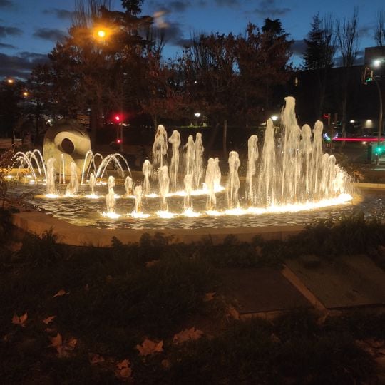 Fuente con escultura en la avenida de Logroño