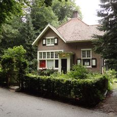 Sonsbeek: historische tuinmanswoning met bloemenwinkel