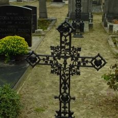 R.K. Kerkhof Sambeek: grafkruis van A. Nabbe