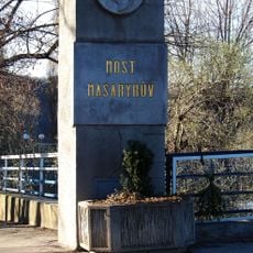 Pomník Masarykova mostu v Mostní ulici v Kralupech nad Vltavou