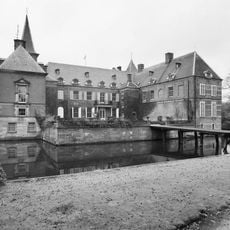 Twickel: keermuur en balustrade met zes gietijzeren tuinvazen achterplaats