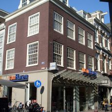 Pand met lijstgevel, zwart geverfd, kleine roeden vensters