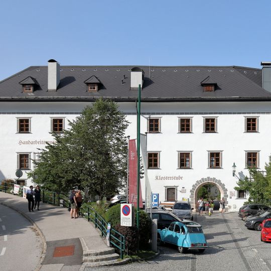 Jesuitenkloster, Heimatmuseum, Handarbeitsmuseum, Franz-Josef-Büste, Brunnen