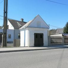 Kaple naproti domu 3 v Brništi