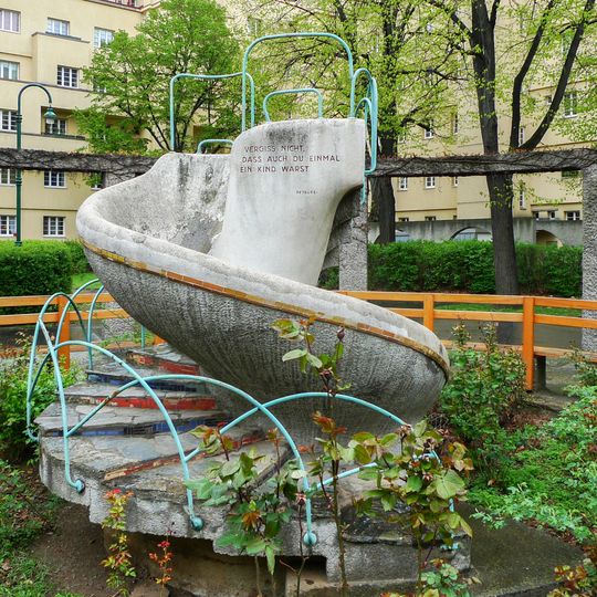 Rutschbahn von Mario Petrucci, Bebelhof, Vienna
