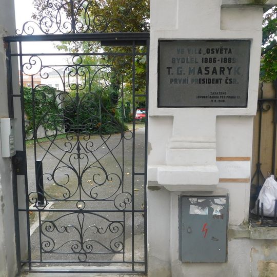Pamětní deska T. G. Masaryka na bráně vily Osvěta v Praze
