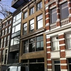 Pand met gepleisterde gevel onder rechte lijst met consoles