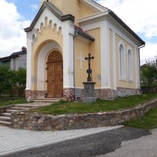 Kříž u kaple ve Lhoticích