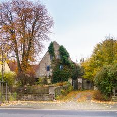 Wohnstallhaus, Scheune, Toreinfahrt und Vorgarten mit Einfriedungsmauer eines ehemaligen Dreiseithofes Dorfstraße 18