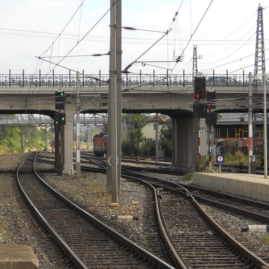 Straßenbrücke über den Bahnhof Liesing der Südbahnstrecke