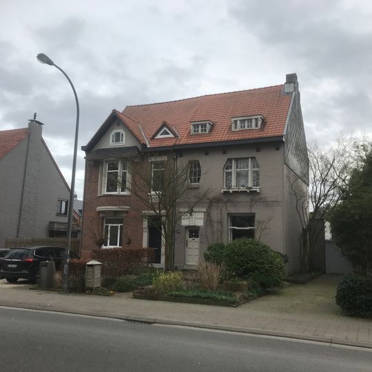 Gekoppelde burgerhuizen in art-decostijl aan Veltwijcklaan 283-285