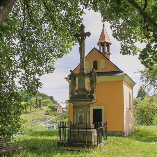 Kříž v Bezděkově před kaplí